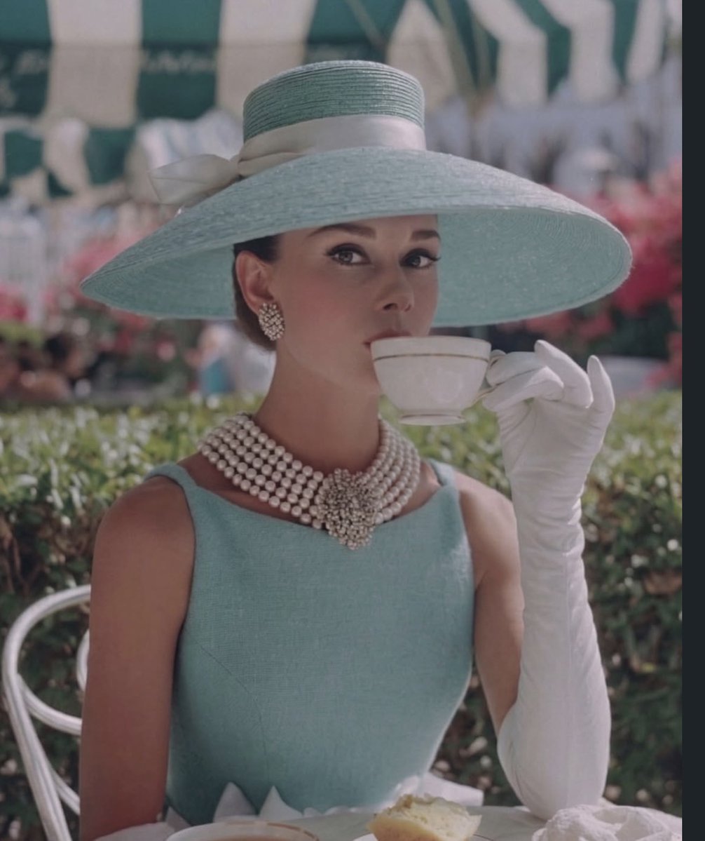 yykenn's tweet photo. Audrey Hepburn odiaria a romantização da magreza extrema.
O corpo era bem magro devido ao período do Inverno da Fome  1944-1945. Audrey se alimentou de tulipa, grama e água para enganar o estômago e sobreviver. 
Uma tulipa foi nomeada de “Audrey Hepburn" em 1990, na Holanda. https://t.co/hIuRNAw0wu
