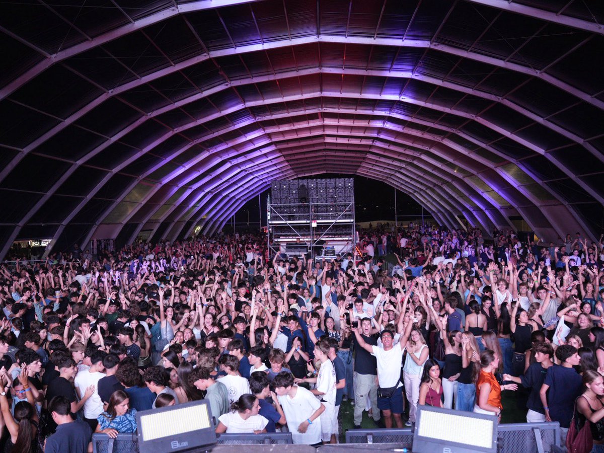ayto_pozuelo's tweet photo. 🎧 ¡Sorpresa en el recinto ferial! ¡El Pulpo con Juan Magán! 🔥

El DJ ha invitado a Juan Magán a subir con él para pinchar un ratito para todos los pozueleros. 🎶🥳 https://t.co/aoGnIKfo1Z