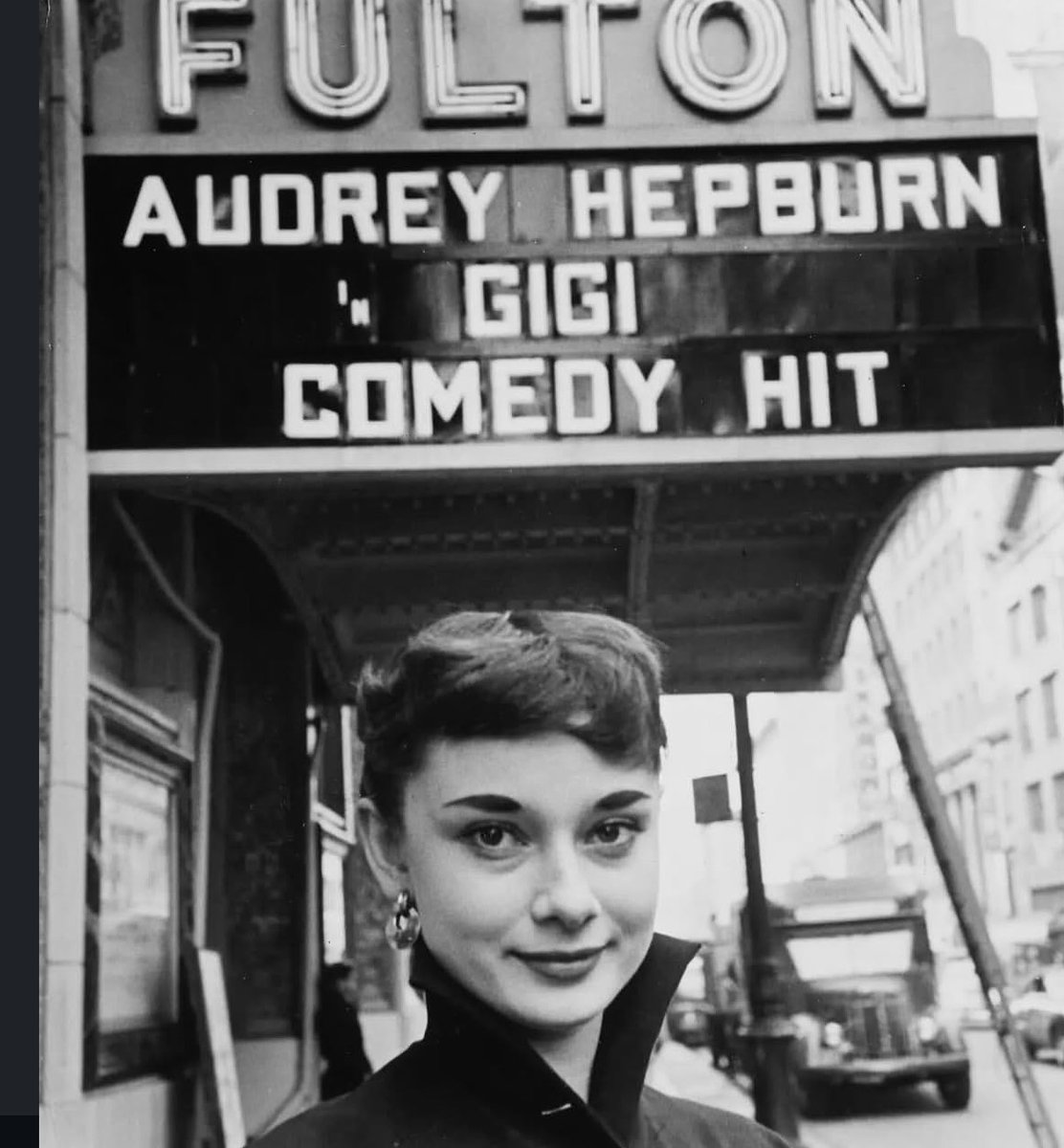 yykenn's tweet photo. Audrey Hepburn odiaria a romantização da magreza extrema.
O corpo era bem magro devido ao período do Inverno da Fome  1944-1945. Audrey se alimentou de tulipa, grama e água para enganar o estômago e sobreviver. 
Uma tulipa foi nomeada de “Audrey Hepburn" em 1990, na Holanda. https://t.co/hIuRNAw0wu