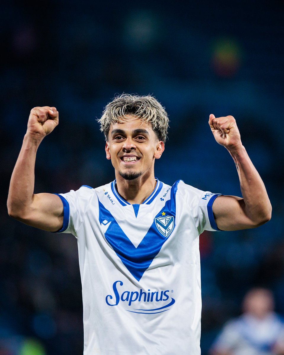 Velez's tweet photo. SIIIIIIIIUUU, RONAAALDOOOO 🇵🇾👊🏼

#JuegaVélez https://t.co/gZQ43KHKbg