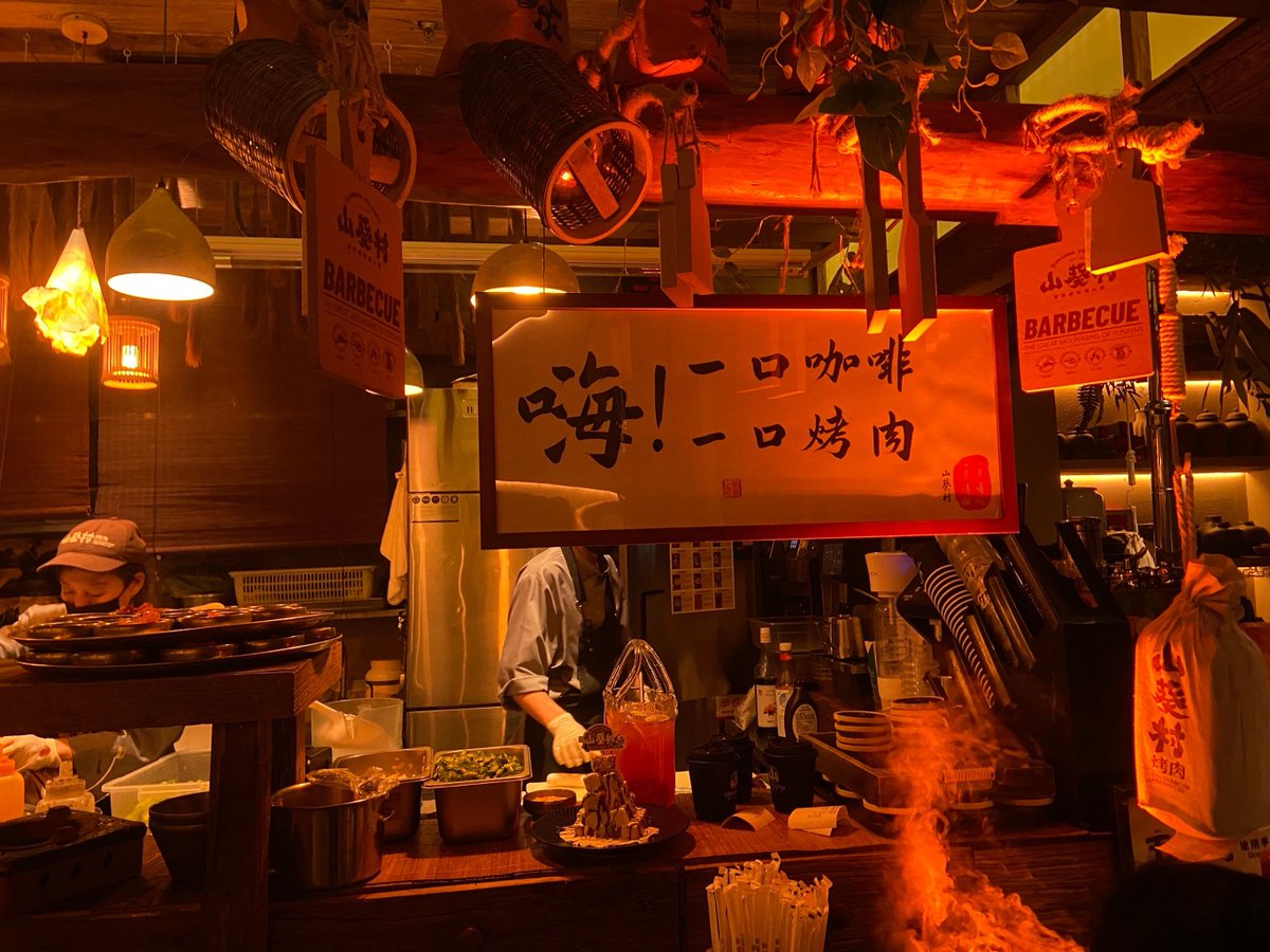 Letmeko's tweet photo. 【深夜食堂】暖灯亮到凌晨两点，热汤刚出锅就被递到掌心，咬开生煎的那一刻，所有难捱的情绪都软下来啦 https://t.co/e4WhrHC0iS