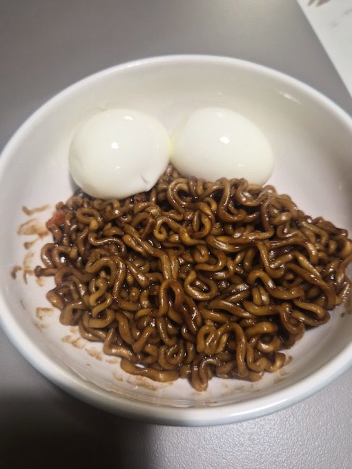 1004moolzugi's tweet photo. 아씨 나는야짜빠게티요리사도 아니고 나는야 알요리사임 알매끈매끈 디게잘삶음 그리고 알을 디게많이먹음 이건 사실상 알요리짜파게티토핑 이죠 https://t.co/pngRHMX2Ac