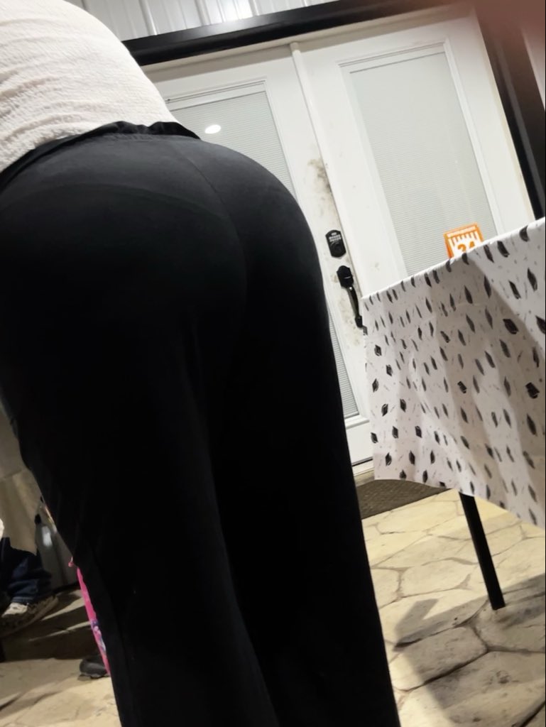 Chucho4270's tweet photo. Friends mom has the fattest ass #candid #candidass #mom #latina #milf https://t.co/Ydxu2SIfed