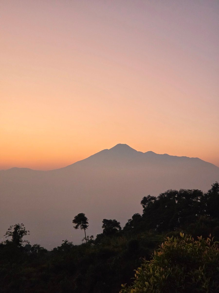 Apud2026's tweet photo. View Gede Pangrango saat sunrise! https://t.co/gg1bPQAd0D