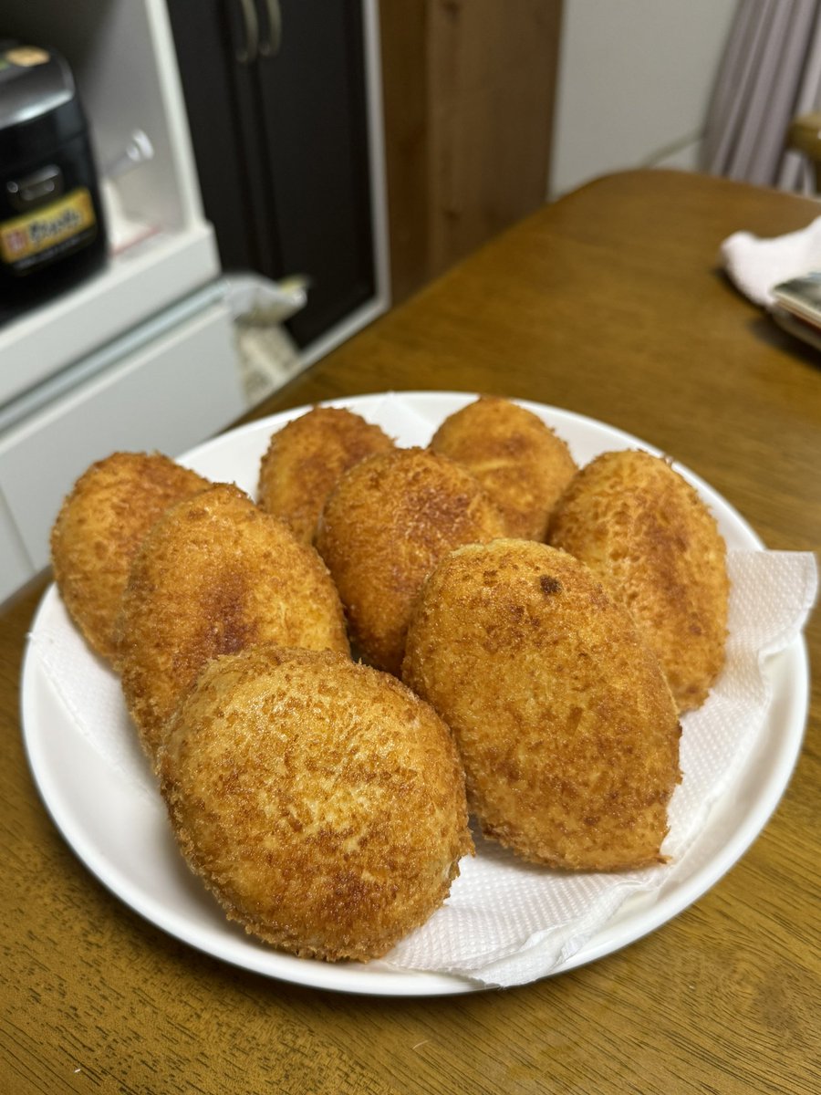 Q66090098's tweet photo. 昨日今日は連休。
先週作ったカレーが余ってたので、今日はそれを使ってカレーパン作った。
パン作りにハマるといかんね〜。
奥が深すぎて沼る😆 https://t.co/A89CR9EZe8