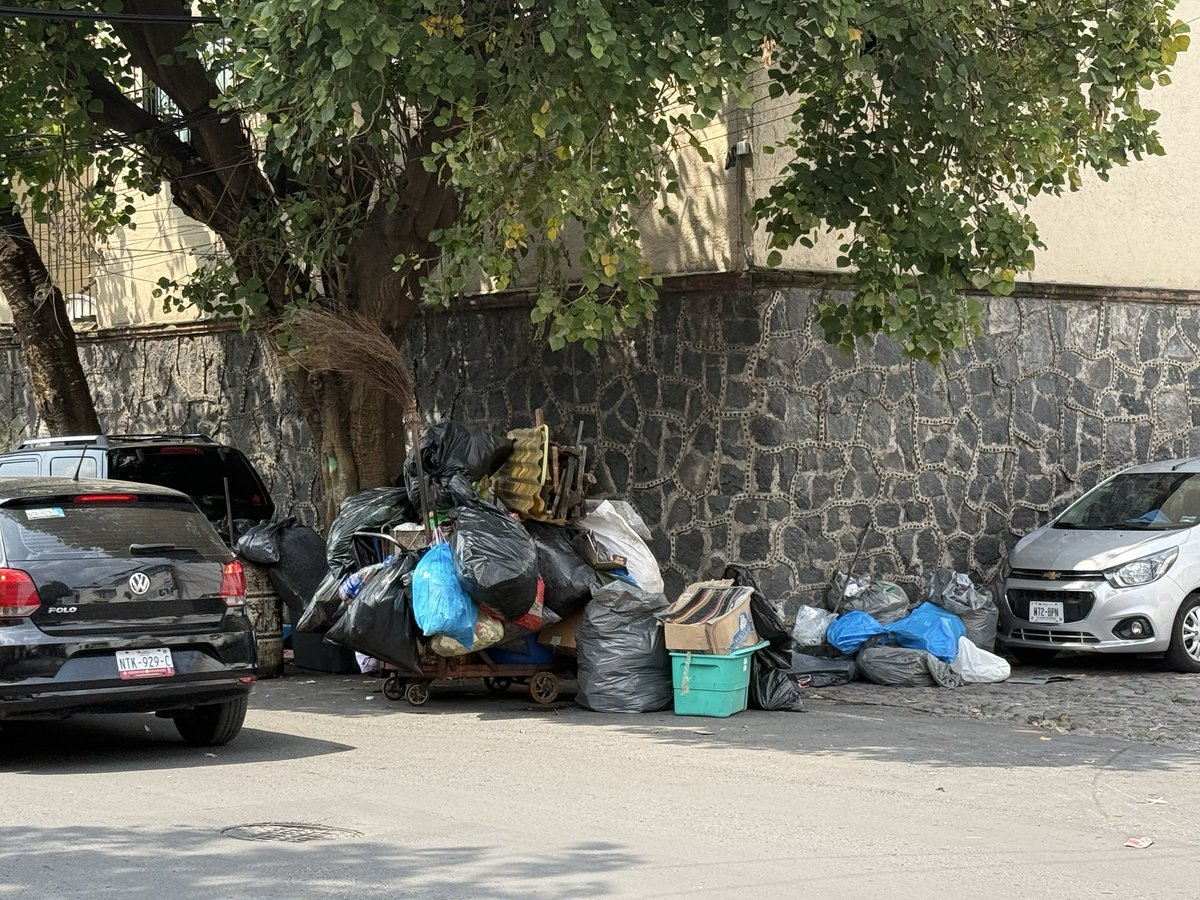 Avizzpon's tweet photo. Hola @Alcaldia_Coy   La esquina del Cajón ixpatenco y paseo de los reyes en el pueblo de los reyes, es un basurero y  problema vial. Los recolectores llegan ahí y además de tener la basura en el suelo, estorban la vialidad que de por si ya es complicada. https://t.co/M8Vb6ir5VZ
