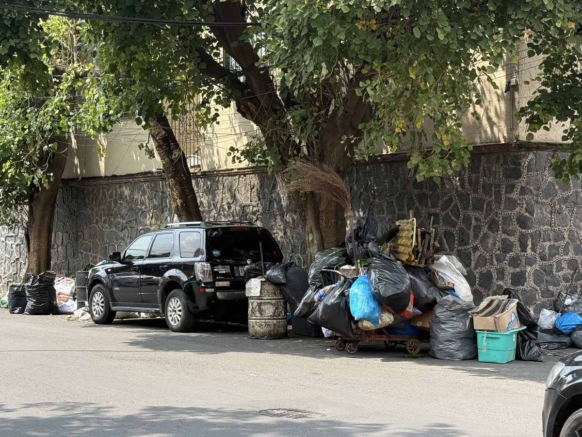 Avizzpon's tweet photo. Hola @Alcaldia_Coy   La esquina del Cajón ixpatenco y paseo de los reyes en el pueblo de los reyes, es un basurero y  problema vial. Los recolectores llegan ahí y además de tener la basura en el suelo, estorban la vialidad que de por si ya es complicada. https://t.co/M8Vb6ir5VZ