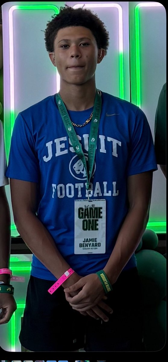 JBenyard119202's tweet photo. Had a great time at USF !💚💛@SuncoastPreps @JesuitTigers_FB @CoachJamesRowe @USFFootball @tygeeleach @SchmidEddie https://t.co/swJMyjiTHE