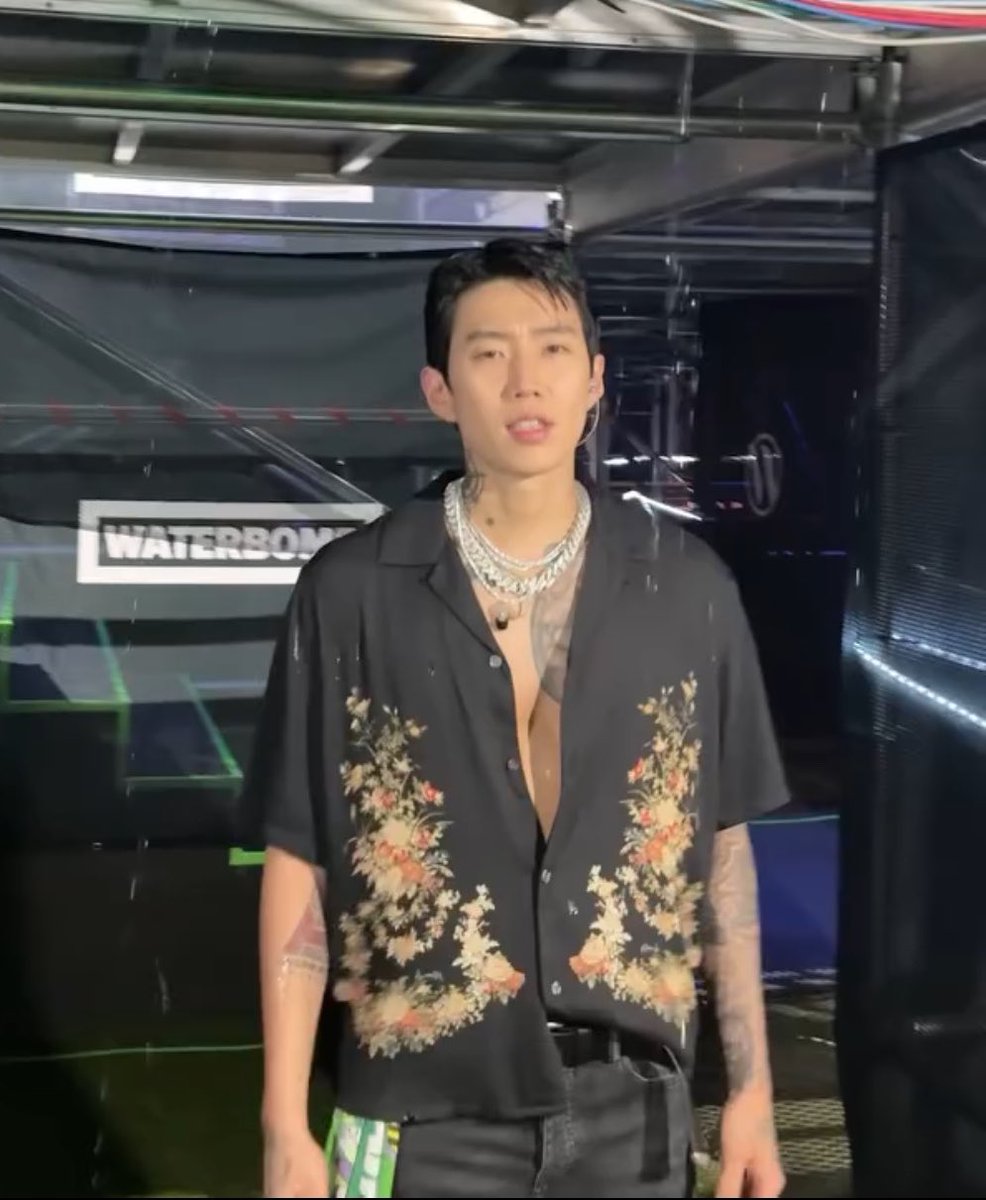 aomgh1ghrarea's tweet photo. @JAYBUMAOM @LNGSHOT4sho Ryul wearing Jay Park’s Allsaints shirt https://t.co/cSsalNiKJM