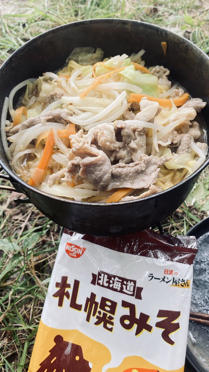 Blue_labo's tweet photo. ソロには少しかさばるアーストリッパー
前室広いから雨降っても問題無し
やっぱり快適だわ

袋ラーメンも野菜マシマシで超うまい

#キャンプ
#おやじ飯 https://t.co/CbGADVqBhy