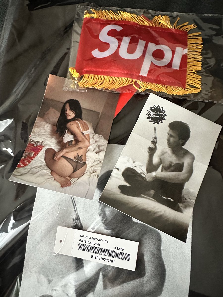 T4769S's tweet photo. 初週入ってなかったのにまさかのノベルティ付き
 #supreme https://t.co/073z8WalAe