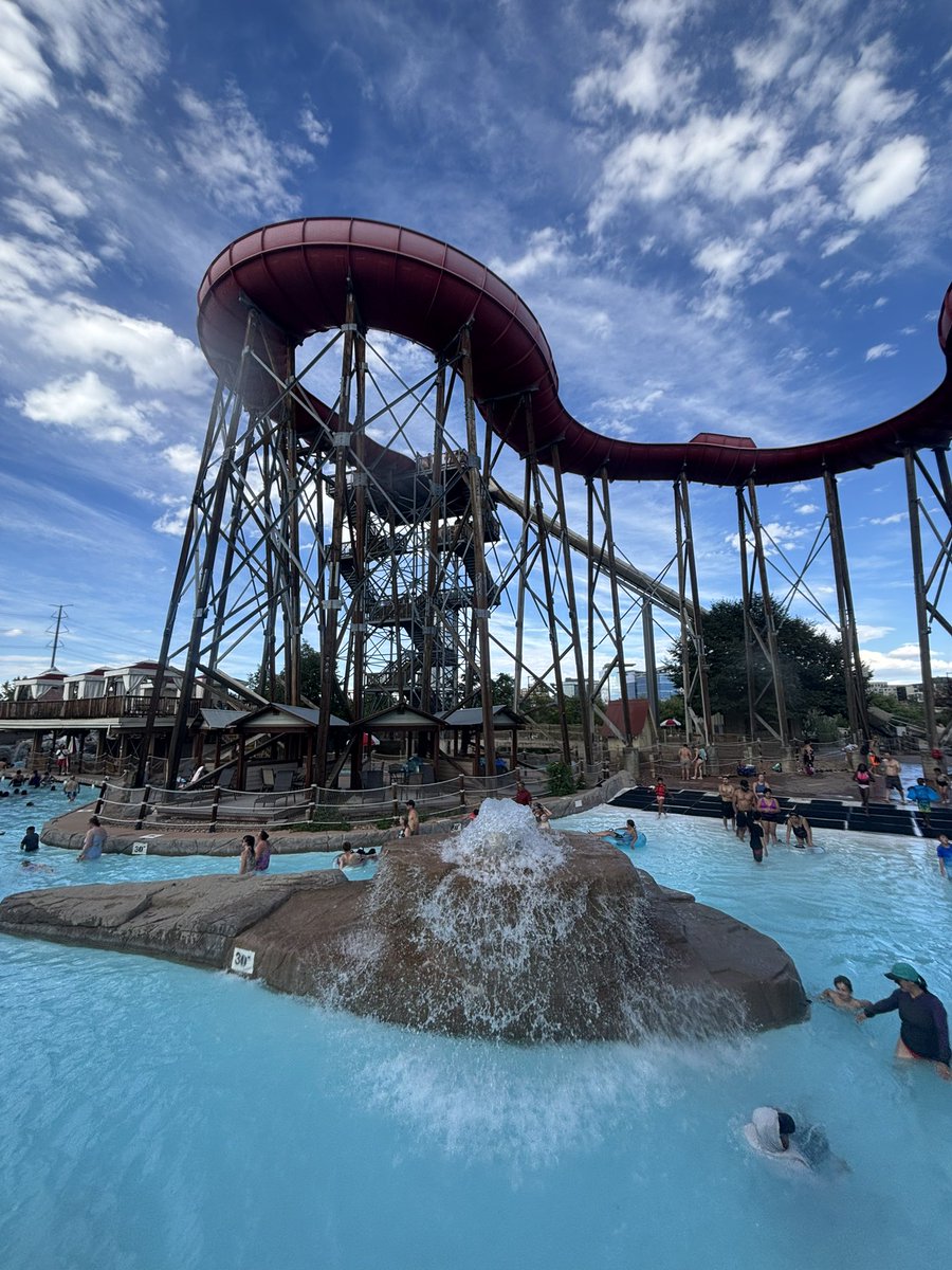 2tie5's tweet photo. Water park!! 💦 https://t.co/GTrlgDQKLA