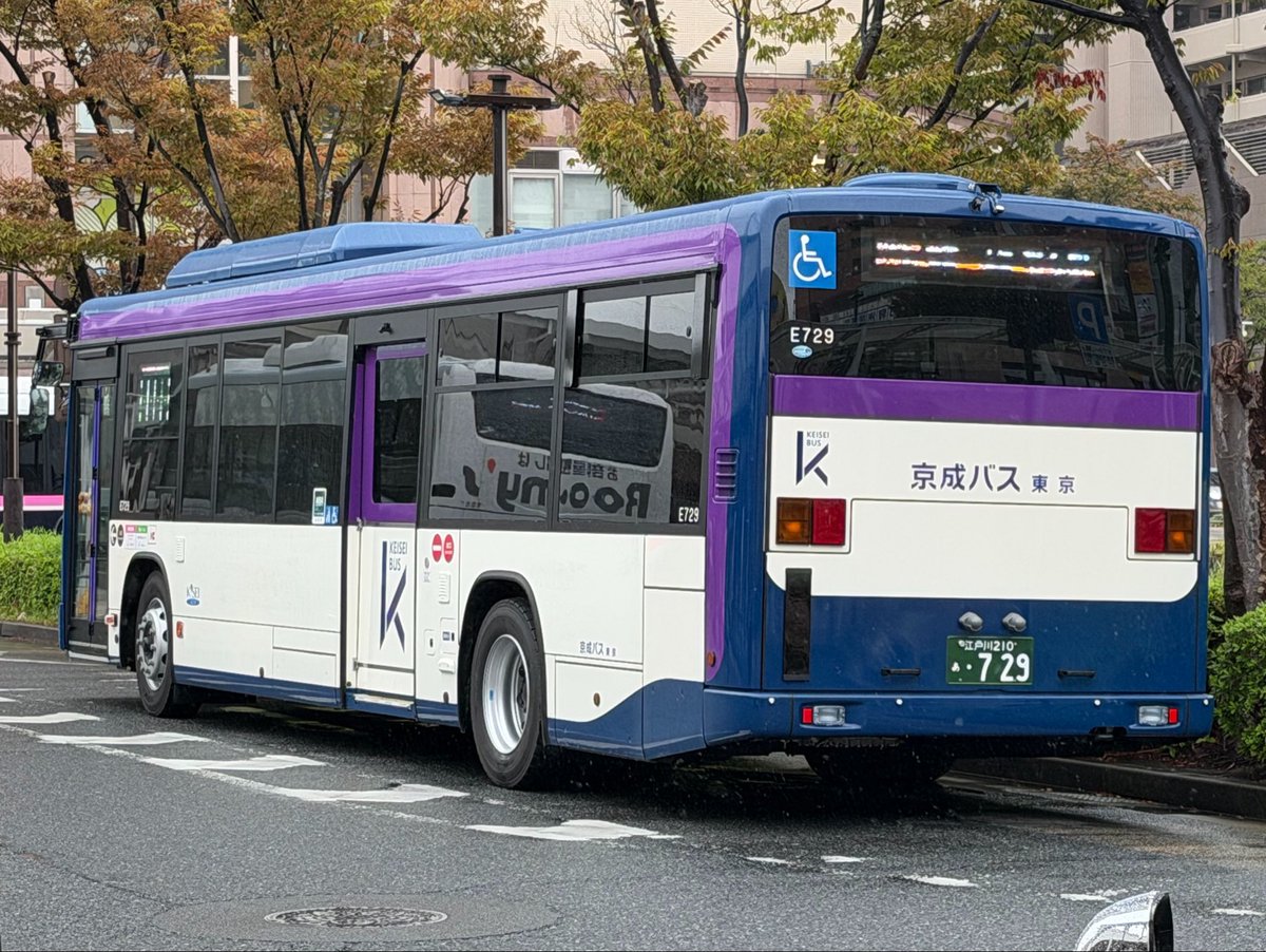 yst738784's tweet photo. なんとポストした直後にE729とご対面。
たまたまなのか特急運用に就いてました。ホイールがアルミじゃない+車内灯白色なのを見るとやはり特急専用車としての導入か？
車内はいつも通りのシャトル車と変更なし。

京成バス東京　江戸川営業所
E729 江戸川 210 あ •729
(2RG-LV290Q4)

#京成バス東京 https://t.co/diTQcOrxUC
