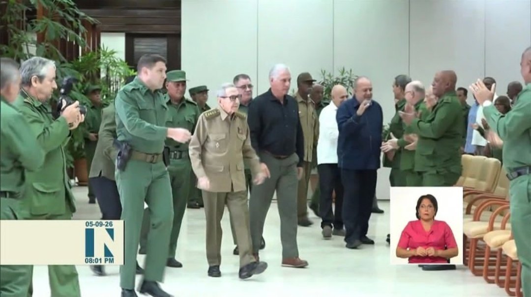 DefendiendoCuba's tweet photo. Para los odiadores, esto es presente y realidad‼️👇

Ahí está nuestro invicto #RaúlEsRaúl, en el Acto por el 65 aniversario de la Dirección de Seguridad Personal del @minint_cuba 

#DefendiendoCuba🇨🇺💪❤️ https://t.co/PTl4JyCXpx