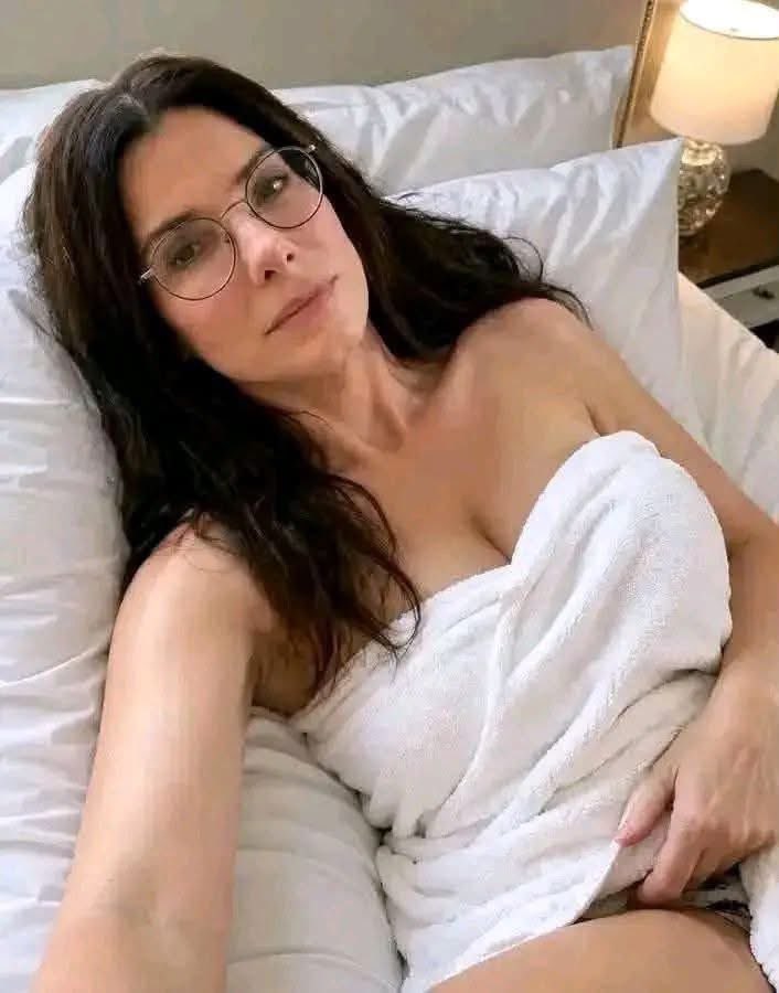 Sandrabullu18's tweet photo. Honey I need a kiss from you before I go to bed
❤️❤️🌹💕💕💕😍
#sandrabullockedit #sandrabullock #love #olderusamen #connectme #sandrabullockfan https://t.co/vqRC6gFxKN
