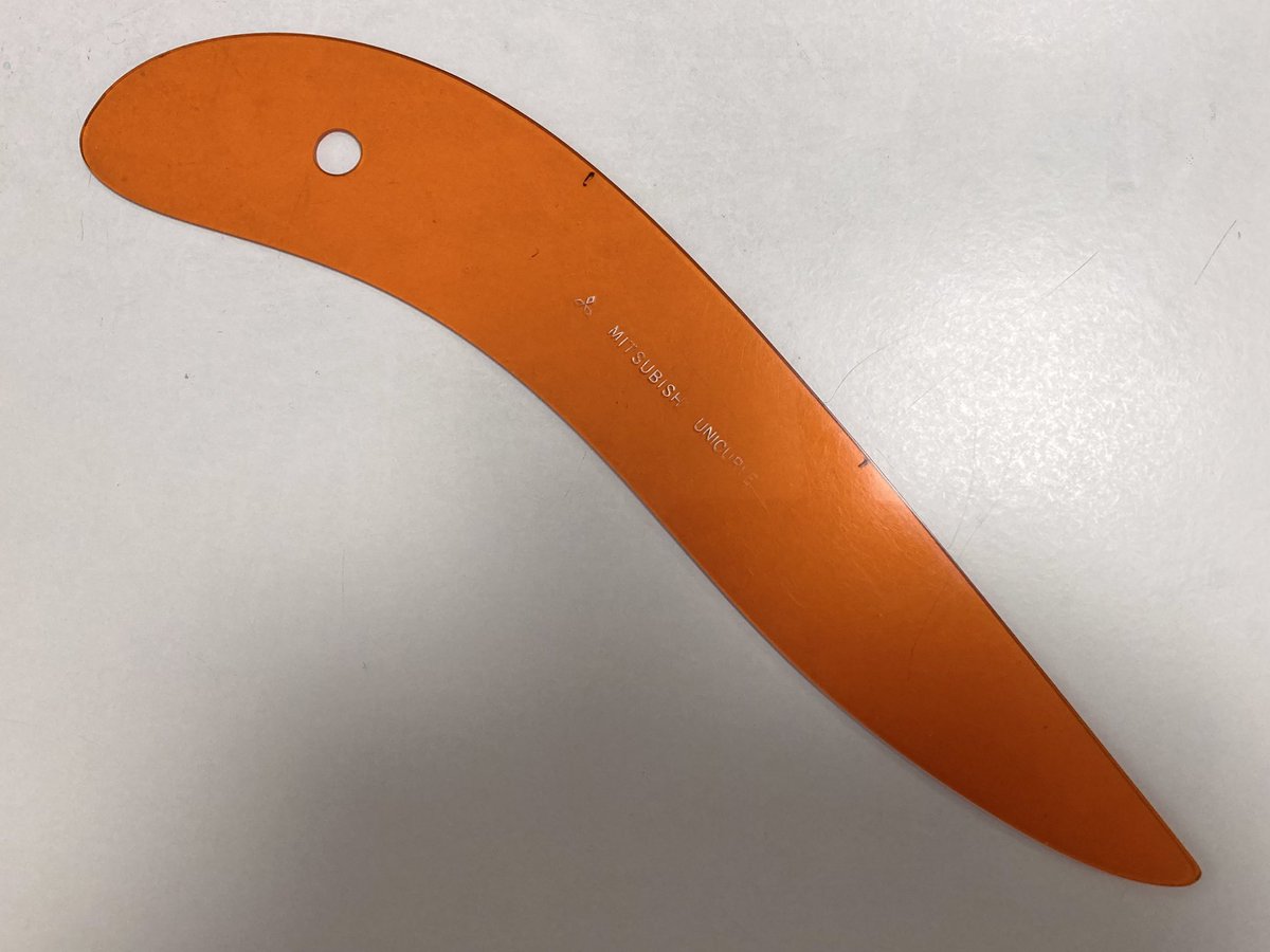 nekotaro_3's tweet photo. このカーブ定規は「三菱ユニカーブ」といい、昔は技術職社員に入社時に配られました。
流体相手の船舶や航空機の形状をほぼ網羅できるという優れものですが、実は三菱オリジナルではありません。
原型は父親が留学したドイツの研究所で重宝されていたもので、それをトレースして持ち帰りました。 https://t.co/nnRx1UDa4W