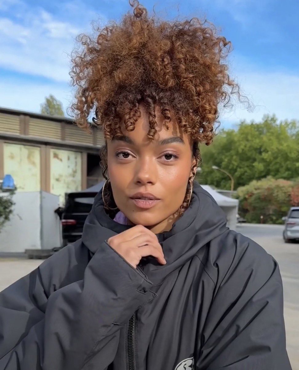 len0red0v3's tweet photo. @athenaxsvb Working on a Maydove edit rn actually https://t.co/DRPego4O8k