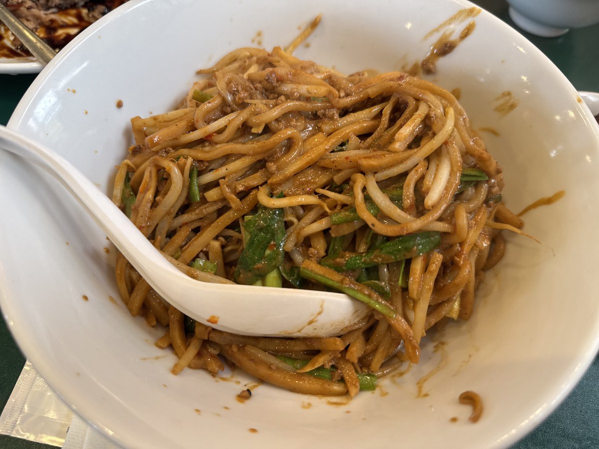 moramaruseal's tweet photo. 百香亭の汁なし担々麺、昔はそもそも汁なし担々麺というものがメジャーでなかったのでこういうものかと思っていたが、他では見たことないタイプだし、四川の本来のものとも全然違う。
何なんだろうこの料理は https://t.co/JmQTN1kjhF