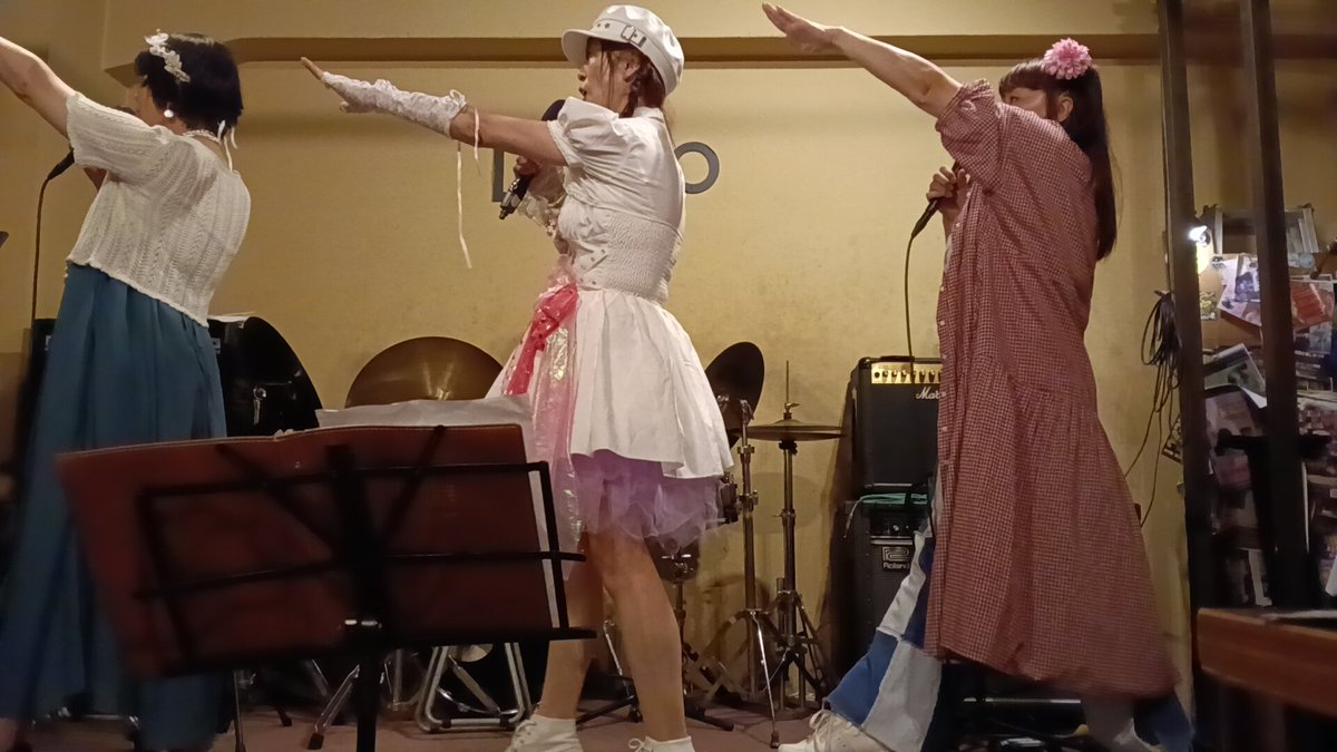 rWh6uhy0pfGu88K's tweet photo. 昨夜は長居Depoさんでgramor＆ポケティさんのツーマンライブを観に行きました。
会場は人がいっぱい✨
さすが人気者ですね。
主催だったのか久しぶりかとちゃんさんと会いました😄
昭和に平成のアニソンがいっぱい☺️
楽しかったです✨ https://t.co/DOdDqbxVmv
