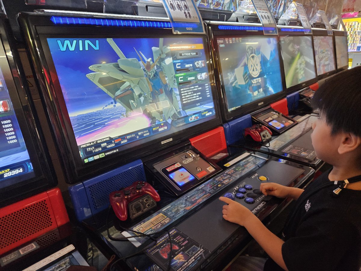 ayakura3's tweet photo. プラモ作ってから最近ガンダムにハマりつつある息子。動かしてみたいというからゲーセンにやってきた。

ちなみに息子氏(5)の好きなMS
1.クスィー
2.デスティニー
3.デスサイズヘル(EW) https://t.co/qvFsG1YYho