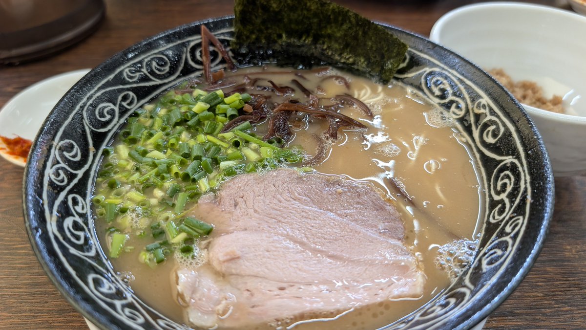 Yerse141's tweet photo. 伊奈町 博多長濱らーめん楓神のらーめん（ハリガネ、あぶらぬき）と辛そぼろ

現在、来週の健康診断に向けて、禁酒＆粗食をしているのですが、土曜日のお昼くらいは解禁して訪問。
最近はいつ来ても良い濃さで満足感高め。やっぱり楓神は豚骨最強です。

#伊奈町
#楓神
#豚骨最強 https://t.co/eog2TR6tzv