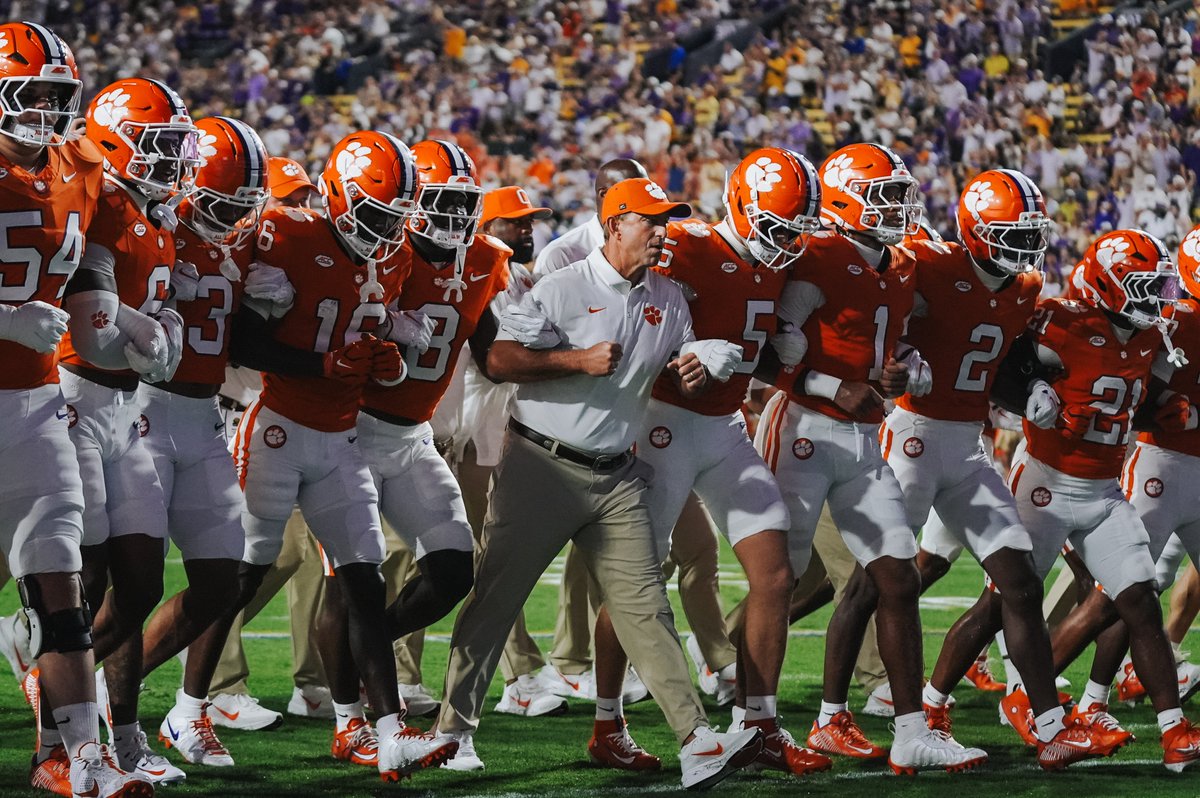 ClemsonTigers's tweet photo. Go be great, @ClemsonFB!! 🐅🏈 https://t.co/TVg4xaqe5m