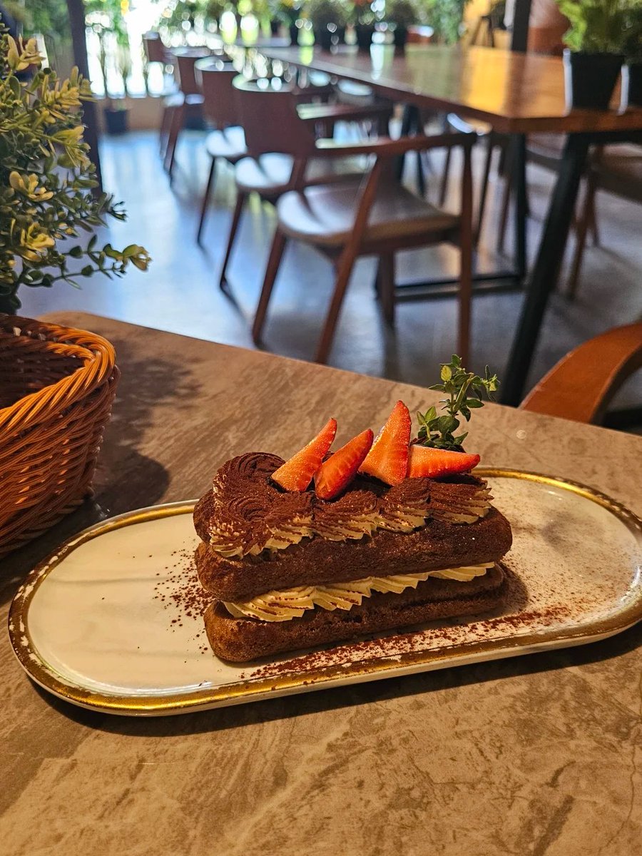 Sarahnialb's tweet photo. Beautiful Tiramisu Afternoon Tea https://t.co/ZDcOEBv6j5
