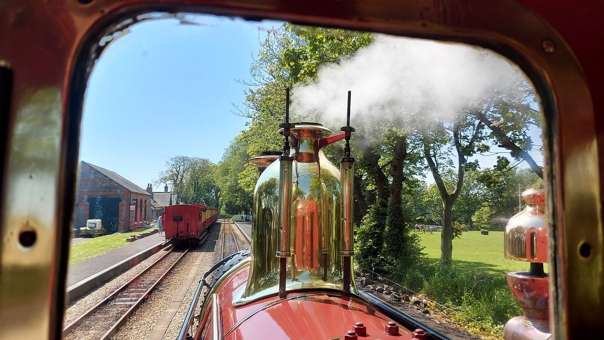 castletown_imr's tweet photo. View from the footplate of No.4 ๐๐ฐ๐ค๐ฉ of 1874 whilst taking water on dining service; the 'R' timetable is in operation again today #iomrailway #heritage #steam #nostalgia #greatphoto #Castletown #IsleofMan #Loch #BeyerPeacock #diningtrain #beanwarmer #Manx #tidylike #welllgood https://t.co/y7JHDyoYvs