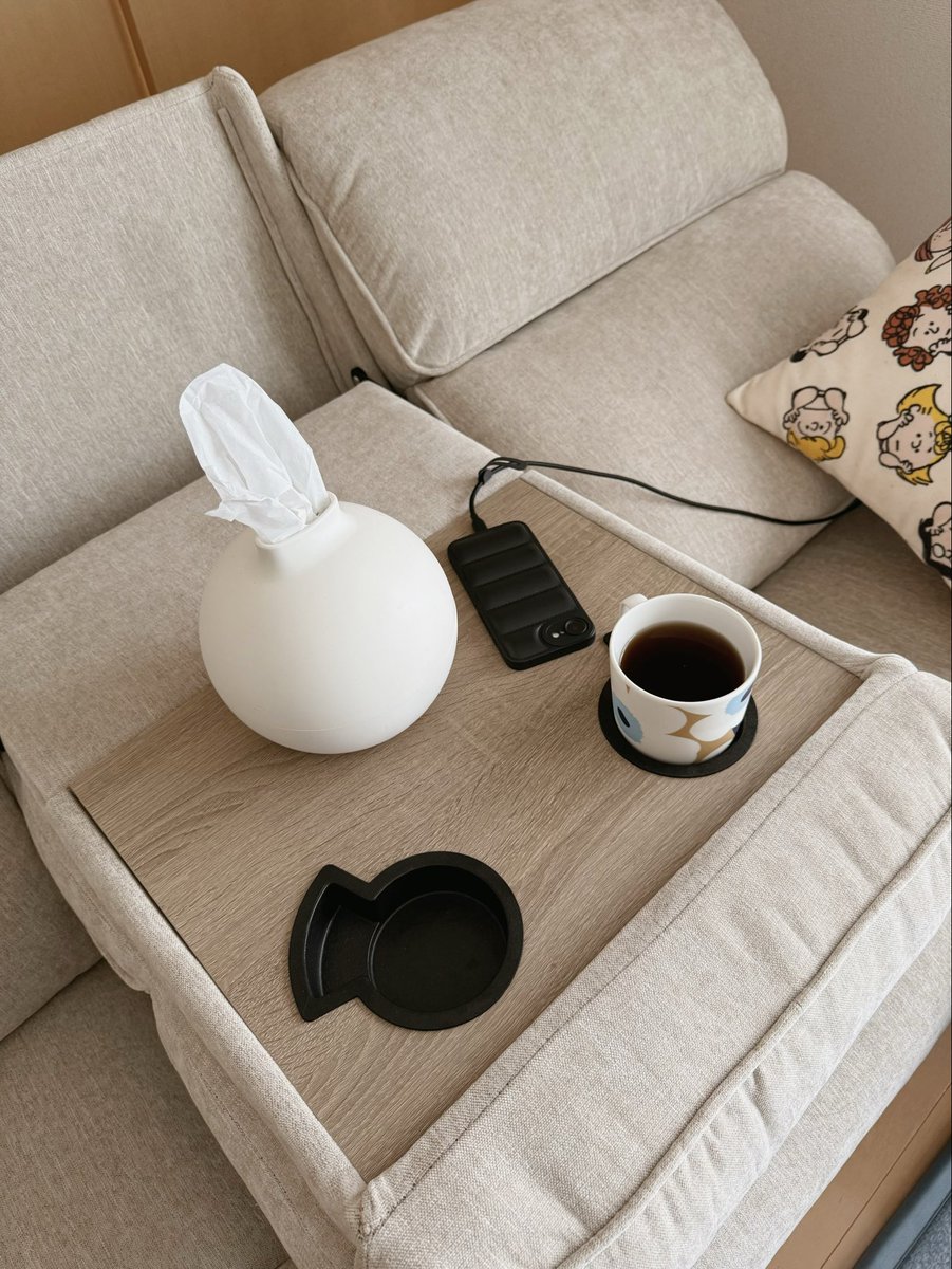 pyommmmmm's tweet photo. FlexiSpot 電動リクライニングソファ
『Mozy』のここがスゴい🛋️🪴💫
　
✔︎ 3人掛け×電動リクライニングなのに、10万円台💸というコスパの良さ
✔︎ 座面広めでゆったり座れる
✔︎ ボタンひとつで電動リクライニング
✔︎ 最大145°まで倒せてほぼ寝れる
✔︎ USB＆USB-Cポート付📱
✔︎ 中央にドリンク🥤ホルダー付き

快適すぎて気づいたら家にいる時間のほとんどをここで過ごすように…☕️おうち時間のQOL爆上がりした☁️
@FlexiSpot_JP #pr