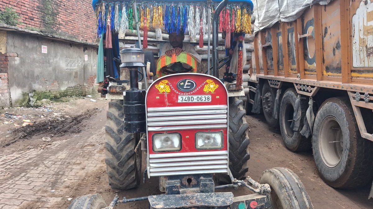 Ashutos67561851's tweet photo. @CMOfficeUP @dm_sitapur 
 ग्रा○व पो○ रायपुरगंज 
थाना लहरपुर जिला सीतापुर 
निवेदन है ग्राम रायपुरगंज मे डायनेक्स प्लाईवुड द्वारा ओवरलोड लकड़िया ट्रैक्टर व ट्रक द्वारा मंगाई जाती जिससे मन्दिर जाने का रास्ता धस गया जलभराव की समस्या बनी रहती मन्दिर के रास्ते पर गंदा पानी भरा रहता https://t.co/Ig9RJCUNie