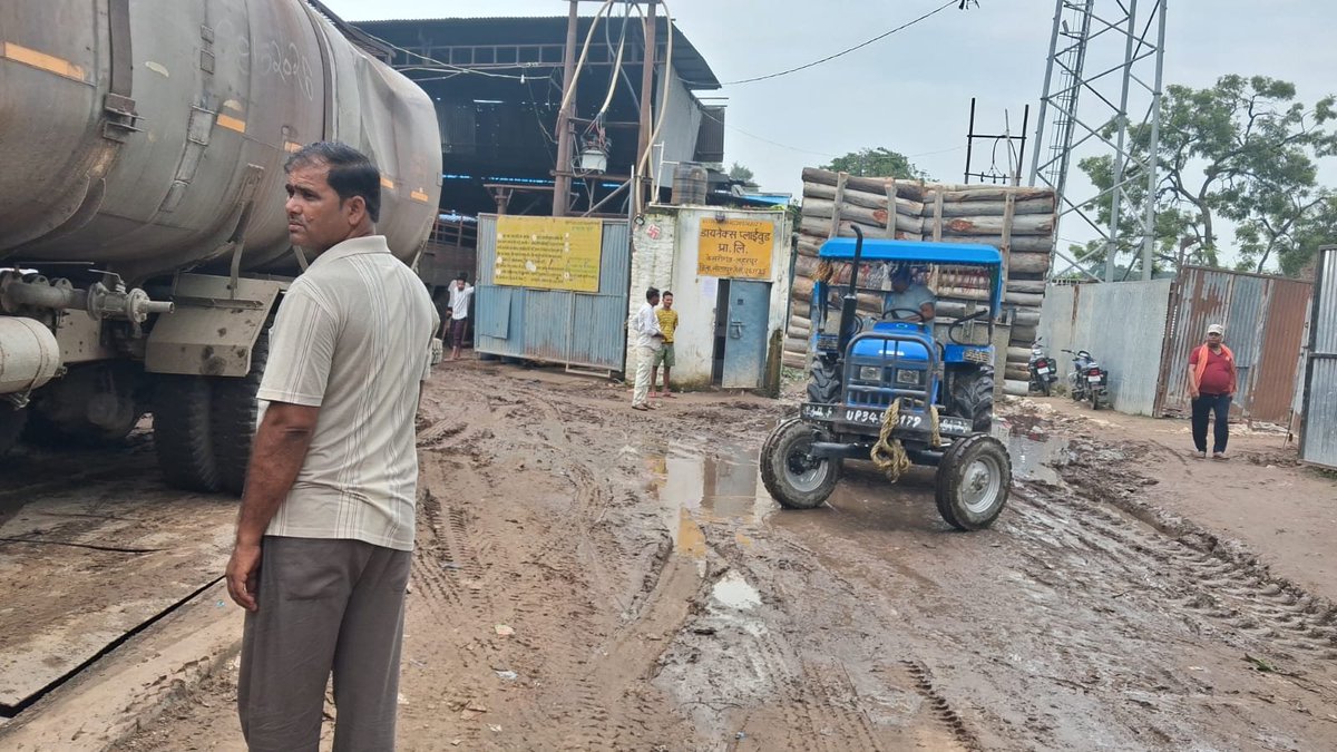 Ashutos67561851's tweet photo. @CMOfficeUP @dm_sitapur 
 ग्रा○व पो○ रायपुरगंज 
थाना लहरपुर जिला सीतापुर 
निवेदन है ग्राम रायपुरगंज मे डायनेक्स प्लाईवुड द्वारा ओवरलोड लकड़िया ट्रैक्टर व ट्रक द्वारा मंगाई जाती जिससे मन्दिर जाने का रास्ता धस गया जलभराव की समस्या बनी रहती मन्दिर के रास्ते पर गंदा पानी भरा रहता https://t.co/Ig9RJCUNie