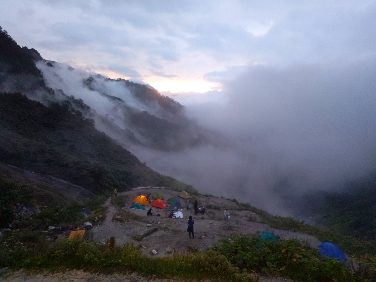 tomoki5683's tweet photo. 結局、天候を言い訳にして、山には登らず、朝から一時間���く温泉に浸かって、そのまま下山。
猿倉荘前ではタクシーの相乗り相手を探していたところ、ちょうど昨夜、露天♨️で一緒だった若者二人組と相乗りできて、お安く白馬八方の駐車場まで戻って来ることが出来ました。
今回も様々な出会いに感謝‼️ https://t.co/ou0W7ppJEh