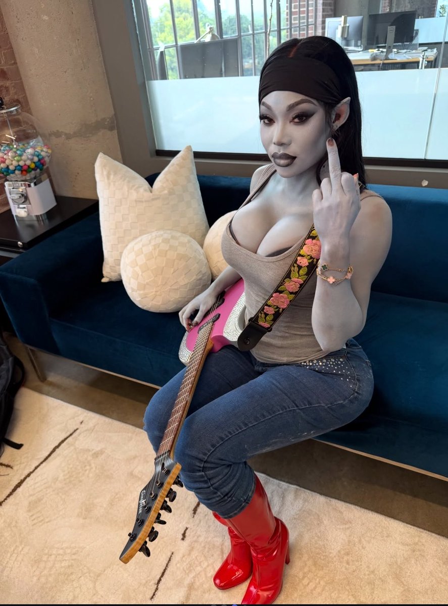 swinfos's tweet photo. summer walker as marceline the vampire queen from adventure time. https://t.co/Gz8kHnZwGE