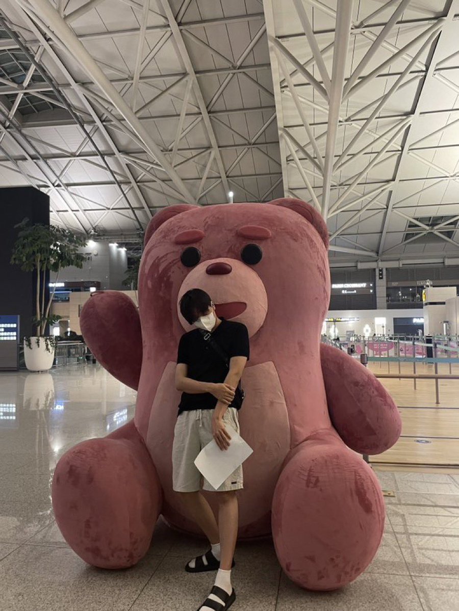 H_susu_'s tweet photo. 벨리곰 되게 컸을텐데
그냥 얼굴 마주보고 인사 쌉가능한 187 토끼 https://t.co/J07D2XAYcE
