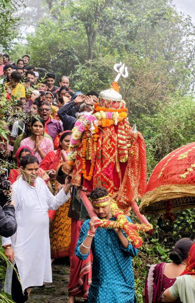 NitinChamola's tweet photo. उत्तराखंड की अधिष्ठात्री देवी माँ नंदा देवी शक्तिपीठ की बड़ी जात के पावन अवसर पर सभी भक्तों को कोटि-कोटि बधाई। माँ नंदा सबका कल्याण करें!
जय माँ नंदा 🚩🙏💐
#nanda 
#nandadevi https://t.co/HV3exLxsmV