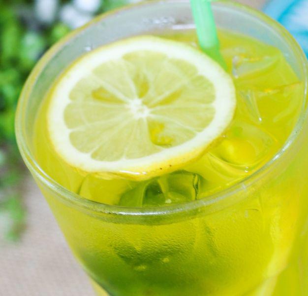 TobieFalli3x8's tweet photo. Treat yourself to a 5-minute iced lemon honey tea! Just brew black tea, chill, squeeze in lemon juice, stir with a spoonful of honey, and enjoy the refreshing summer vibe. https://t.co/62ee78FPWQ