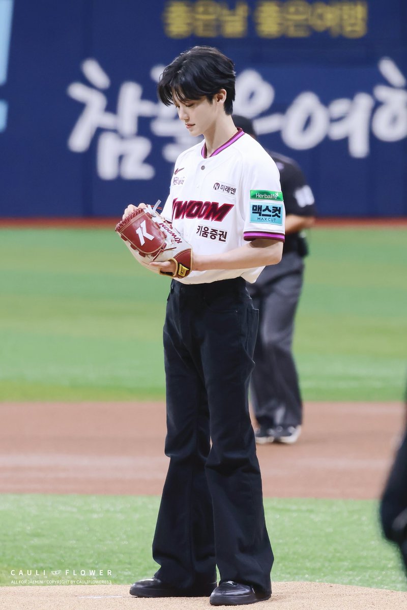cauliflower813's tweet photo. 260906 JAEMIN FIRST PITCH

#JAEMINxKiwoomHeroes
#재민아_힘껏_던져봐
#JAEMIN #재민 #ジェミン https://t.co/86NeLs2Iq3