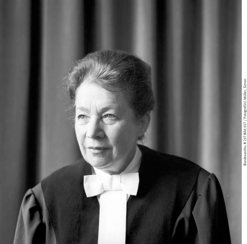 HeikeSpecht's tweet photo. Endgültig klaute 1959 Erna Scheffler, erste Richterin am  Bundesvrefassungsgericht, dem Patriarchat die Kronjuwelen.  
Das Oberste Gericht erklärte den väterlichen Stichentscheid, wonach im Streitfall der Ehemann das letzte Wort hatte, für verfassungwidrig.
3/3 https://t.co/s4Ltwv6VCX