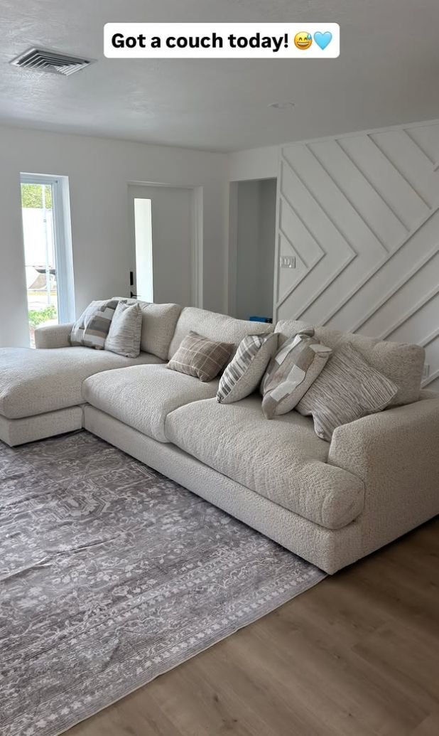 haydegreenefit's tweet photo. Got a couch💙 today https://t.co/mYGGbpV8d1