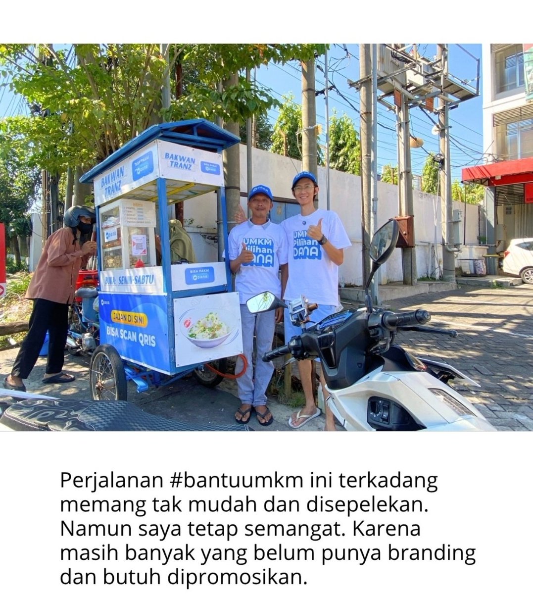 txtruangpodcast's tweet photo. maaf kali ini ga setuju sama fotolicius.

jadi pak lukman dari fotolicius menawarkan pemasangan banner gratis untuk warung umkm. tapi setelah didatangi pihak warung menolak memasang banner tersebut.
awalnya gw kesel dong ko ada orang yang nolak warungnya dipasangi banner secara gratis. 

tapi pas liat bentuk bannernya di slide terakhir ya pantes sih. disitu bannernya udah ada nama brand dan kalo warungnya hanya mendapatkan banner gratis dan tidak mendapatkan hal lain sih itungannya lebih untung brand itu.

gw respect dengan fotolicius yang suka membantu umkm, tapi kalo campaign ini udah bawa bawa brand ya harusnya bisa lebih profesional lagi dalam bentuk kerja sama.