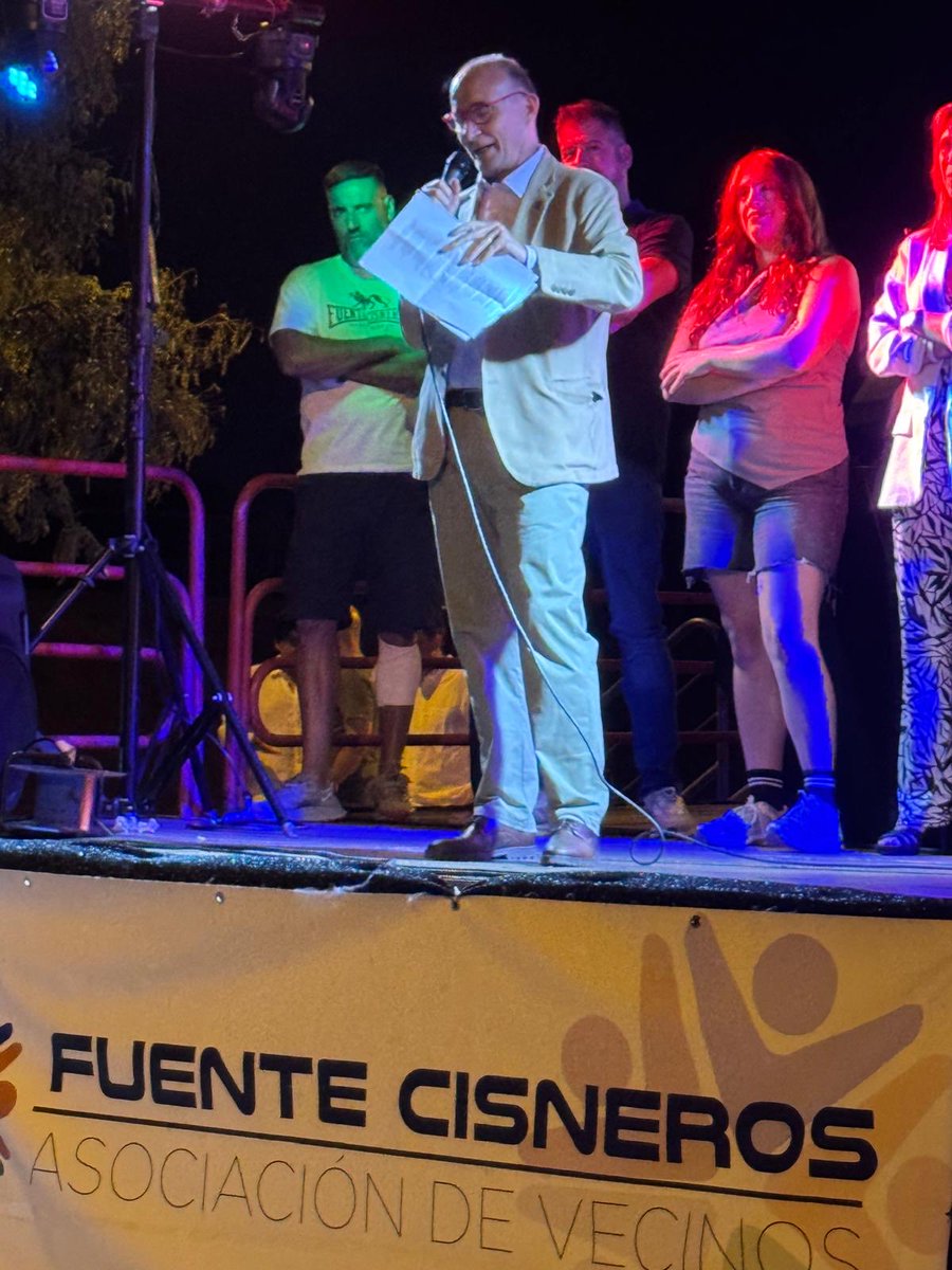 PedroMorenoGmz's tweet photo. Anoche, desde @Vox_Alcorcon , tuvimos el placer de acompañar a los vecinos de Fuente Cisneros @AlcorconFuente en el pregón de sus fiestas.

Volver allí es, de alguna manera, volver a ser niños. A aquellas fiestas de barrio que esperábamos con ilusión, rodeados de vecinos, amigos y familias. A esos momentos sencillos que, con los años, se convierten en recuerdos imborrables.

Y es que Fuente Cisneros sigue conservando algo muy especial: esa esencia de barrio donde la gente se conoce, se saluda y comparte sus fiestas como una gran familia.

Gracias a la Asociación de Vecinos @Afuentecisneros por hacernos sentir siempre como en casa.

¡Felices fiestas a todos los vecinos de Fuente Cisneros! 🎉🇪🇸