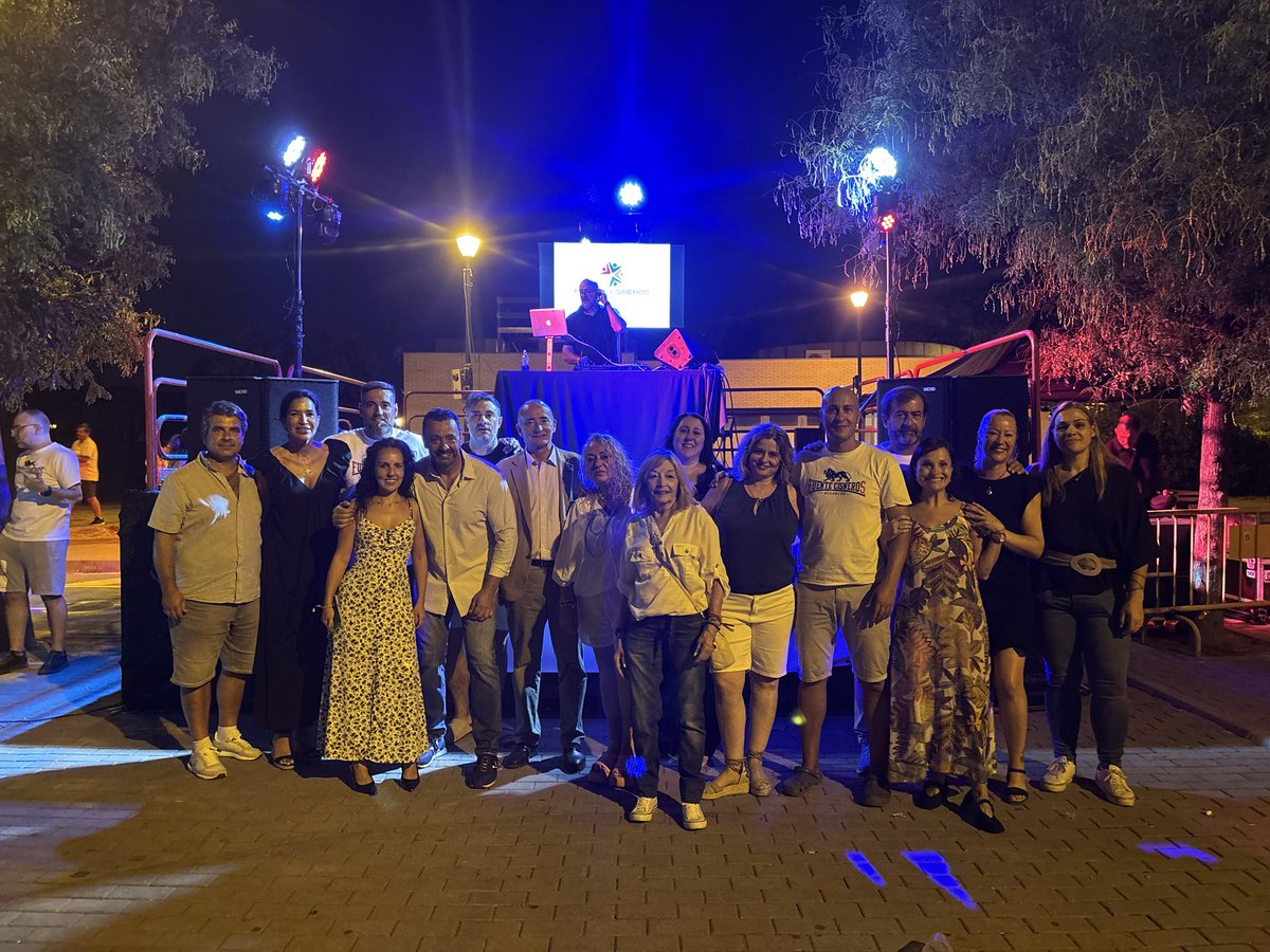 PedroMorenoGmz's tweet photo. Anoche, desde @Vox_Alcorcon , tuvimos el placer de acompañar a los vecinos de Fuente Cisneros @AlcorconFuente en el pregón de sus fiestas.

Volver allí es, de alguna manera, volver a ser niños. A aquellas fiestas de barrio que esperábamos con ilusión, rodeados de vecinos, amigos y familias. A esos momentos sencillos que, con los años, se convierten en recuerdos imborrables.

Y es que Fuente Cisneros sigue conservando algo muy especial: esa esencia de barrio donde la gente se conoce, se saluda y comparte sus fiestas como una gran familia.

Gracias a la Asociación de Vecinos @Afuentecisneros por hacernos sentir siempre como en casa.

¡Felices fiestas a todos los vecinos de Fuente Cisneros! 🎉🇪🇸