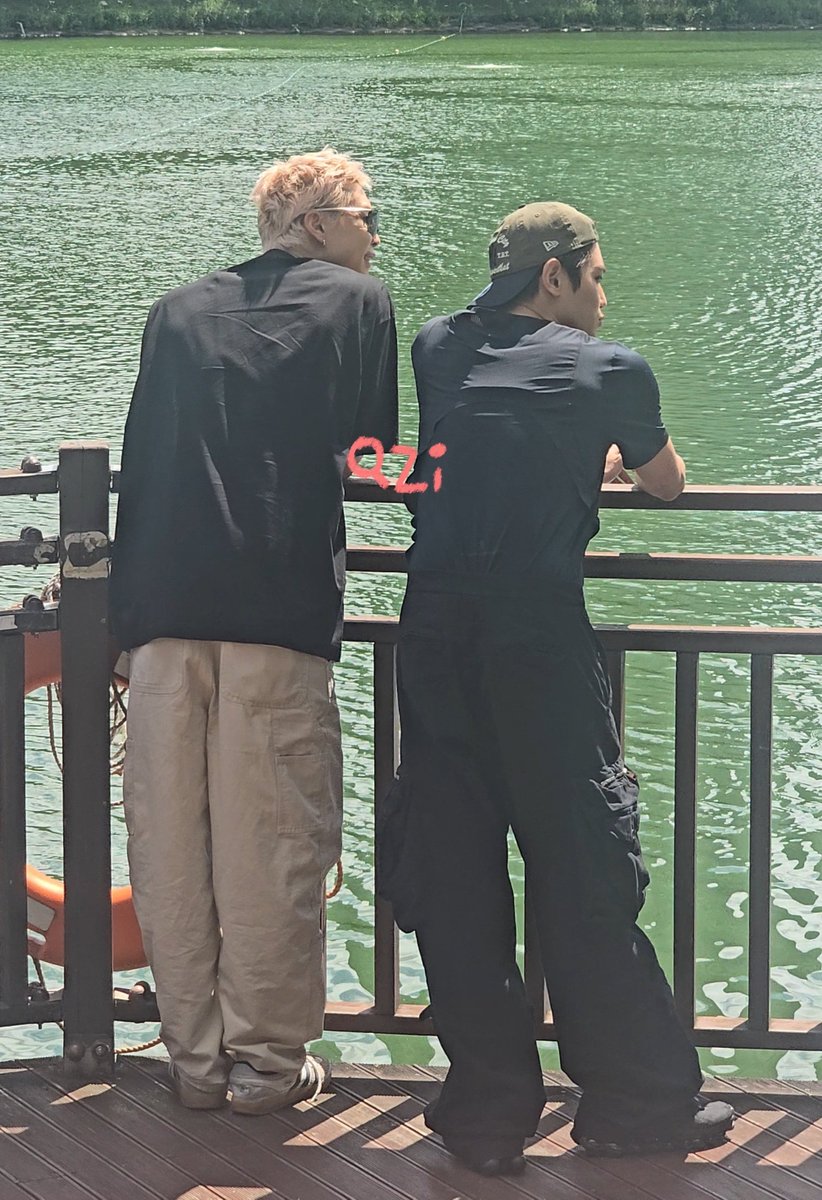 jyani0902's tweet photo. 🐱 : if i had to choose one person to go out with, i think it would be taeyong. cause he knows where to go, he knows the best places to shop, the best places to eat. i don't know how, but he does
🌹: searching boy https://t.co/be659qR5zH