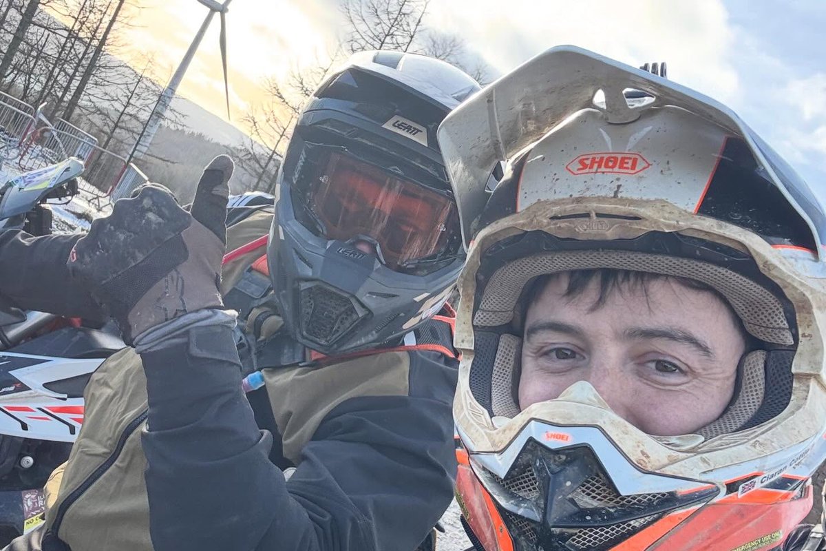 RoyceMileskm's tweet photo. What a thrilling weekend at Valleys Xtreme with Paul Whiffin. I raced the Lite 4-mile hare and hounds course—fast gravel, tight singletrack, muddy climbs, rocks and frozen puddles. Over 250 bikes made it carnage. Strong finish, time to train harder! https://t.co/Wuwae0ZU0h