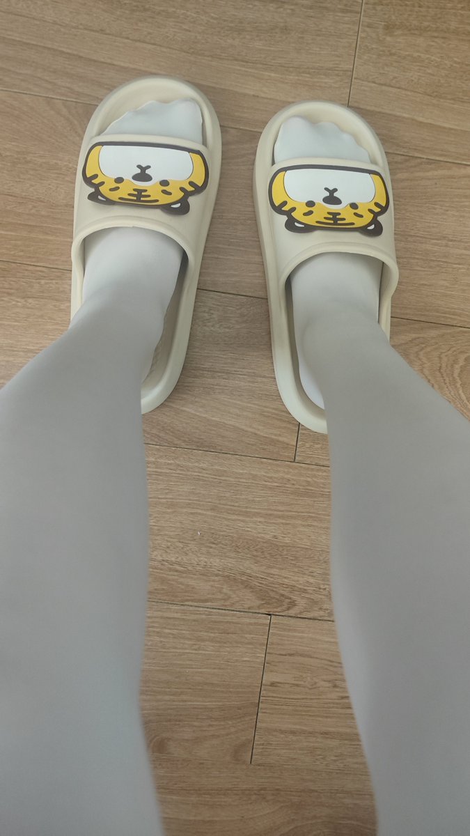 Yokitata's tweet photo. 摸摸腿子 #正太 #白丝 #裤袜 #小m https://t.co/ojEIvSzed1