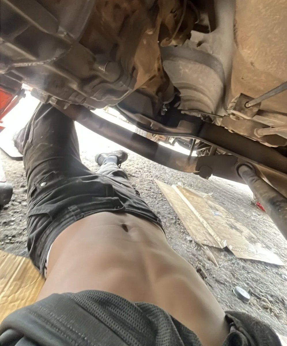 bkandewipersik's tweet photo. Kalo cewe tau montir bengkel kayak gini, pasti pada semngat buat service ga sih 😅

#bodybuild https://t.co/XiEhDVuvEt