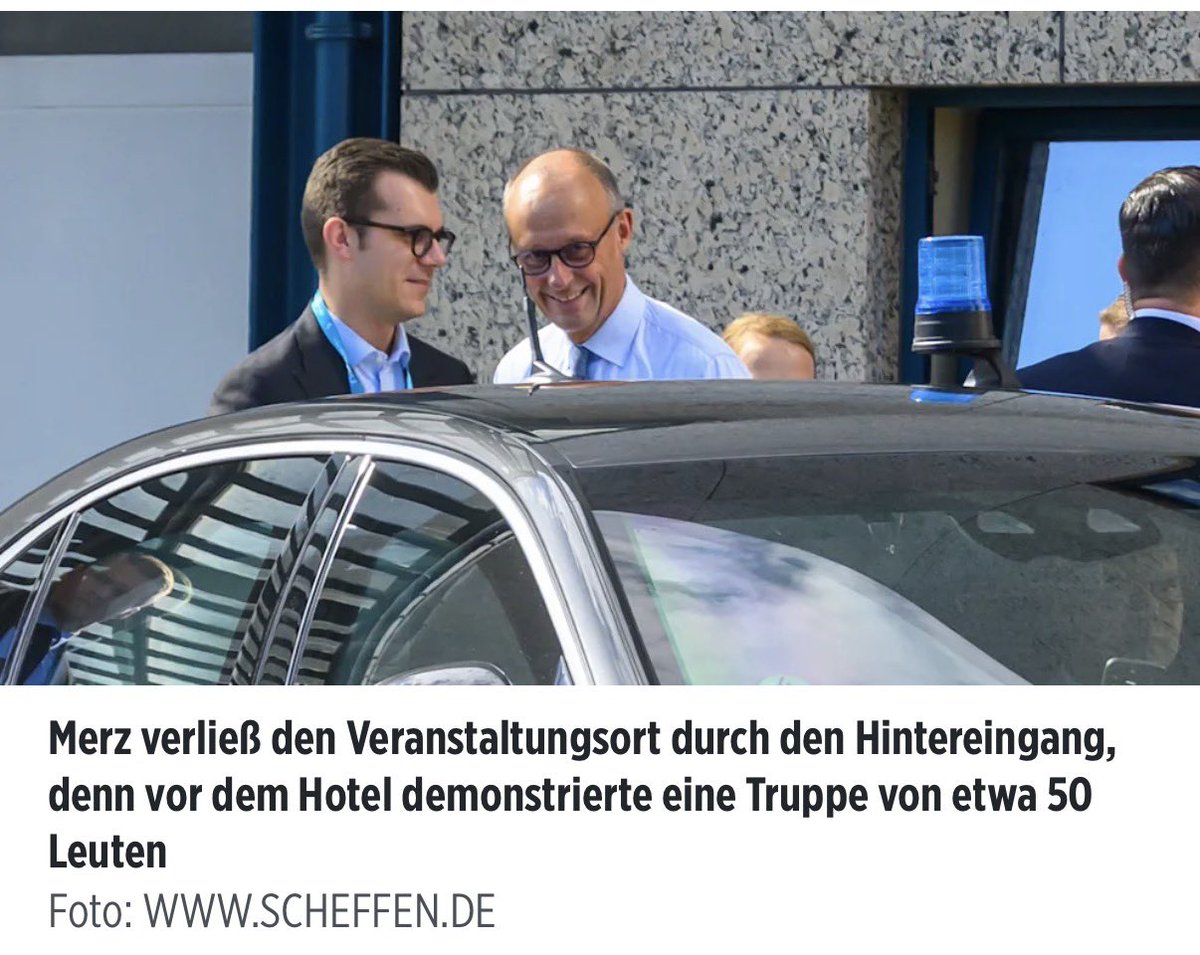 Bundeskanz50246's tweet photo. Dasselbe Spiel ohne Bürgerkontakt gab es gestern übrigens in Hannover am Maritim Hotel am Flughafen. Dort musste Merz nach einem Auftritt durch den Hintereingang hinausgebracht werden, weil am Haupteingang Menschen gegen ihn protestierten. Ich frage mich, wie lange er das noch durchziehen will – dieses Abschotten von den Bürgern als mit Abstand unbeliebtester Kanzler aller Zeiten.