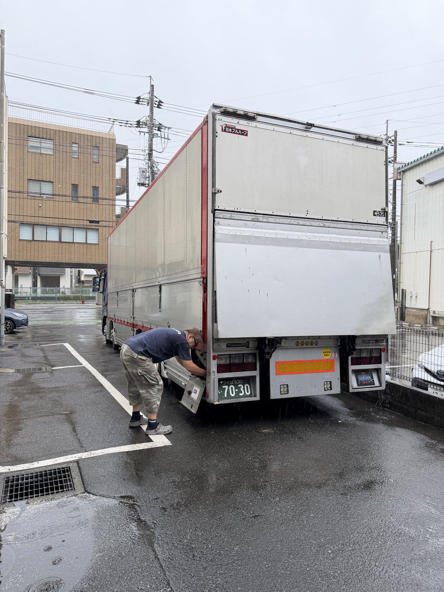 r3inc2020's tweet photo. 本日は昨日の
ガーデンシアター機材降ろし
そして、そのまま週明けの
現場を準備して積み込み🚚
しばらく雨が続くそうで🌂
季節の変わり目ですね🍂 https://t.co/J53eTCTTEZ
