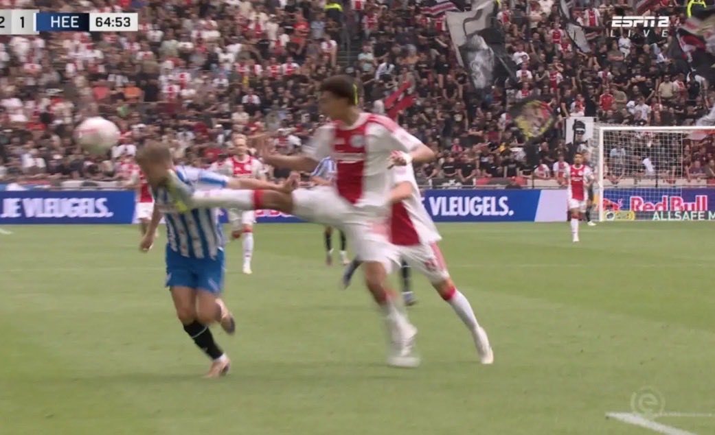 Frits_90's tweet photo. #Bouwman met noppen vooruit in het gezicht van Vente. Wat was dit dan? Waar is de ophef? waar is Hugo? @ESPNnl Een moordaanslag? Of klinkt dat wellicht wat belachelijk. #ajapsv https://t.co/hZ9kvlZaSh