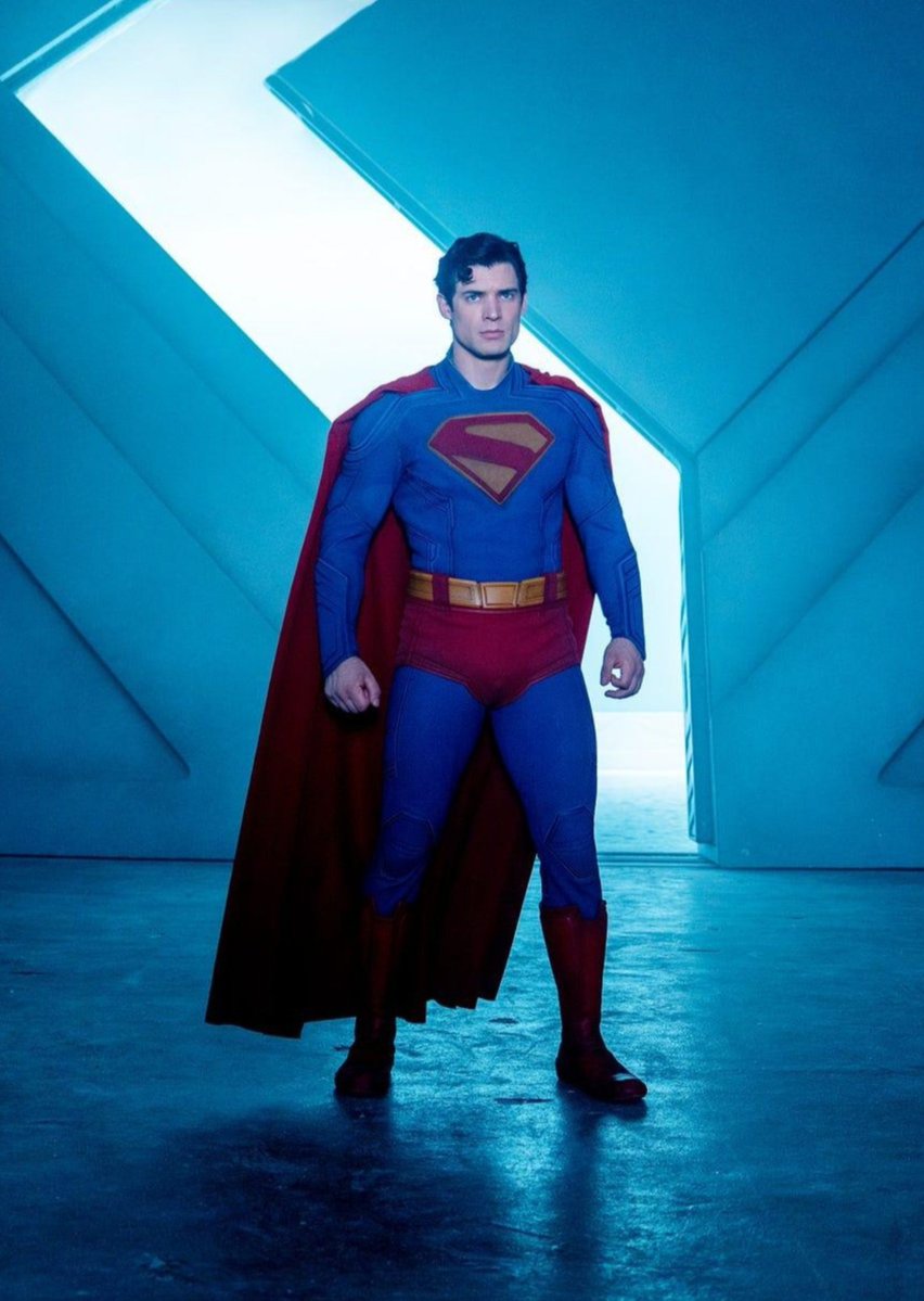 Oiarjunrathore's tweet photo. David Corenswet’s Superman suit is more comic accurate, but Henry Cavill’s 2013 suit just hits different. https://t.co/XkN0Q9c5XR